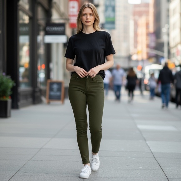 7 For All Mankind Green Snake Ankle Skinny Pants
New - Picture 1 of 10